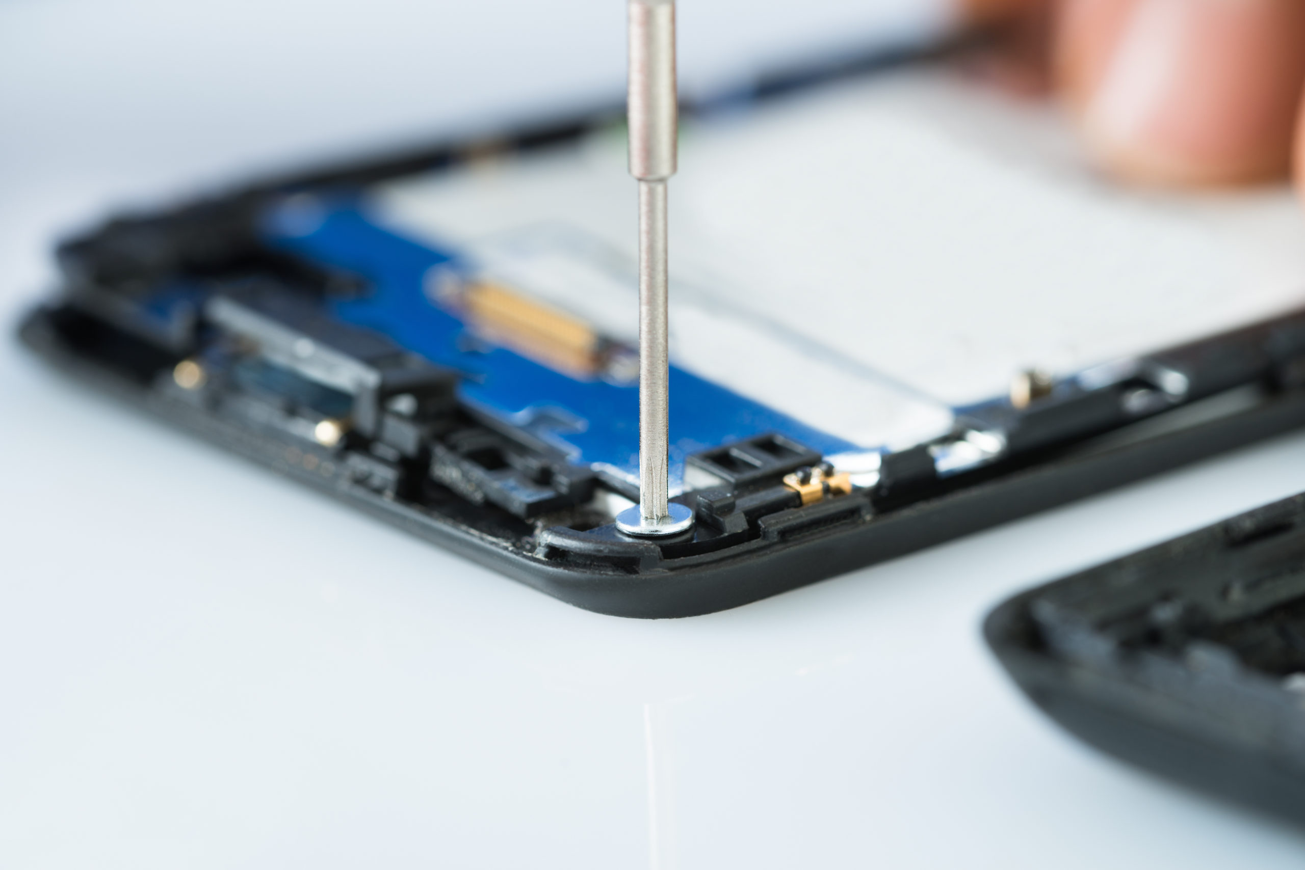 Travail de précision sur un smartphone dans l’atelier Makeitwork